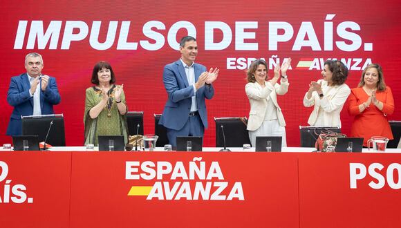 El secretario general del PSOE y presidente del Gobierno, Pedro Sánchez, preside la reunión de la Comisión Ejecutiva del partido, este lunes en Madrid tras las elecciones europeas del 9-J. Junto a él, (i a d), Santos Cerdán, Cristina Narbona, Teresa Ribera, María Jesús Montero e Iratxe García. EFE/ PSOE