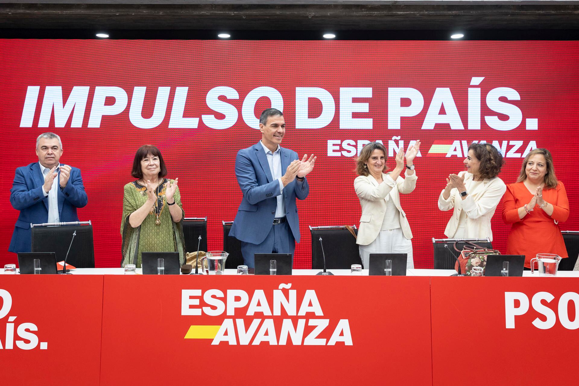 El secretario general del PSOE y presidente del Gobierno, Pedro Sánchez, preside la reunión de la Comisión Ejecutiva del partido, este lunes en Madrid tras las elecciones europeas del 9-J. Junto a él, (i a d), Santos Cerdán, Cristina Narbona, Teresa Ribera, María Jesús Montero e Iratxe García. EFE/ PSOE