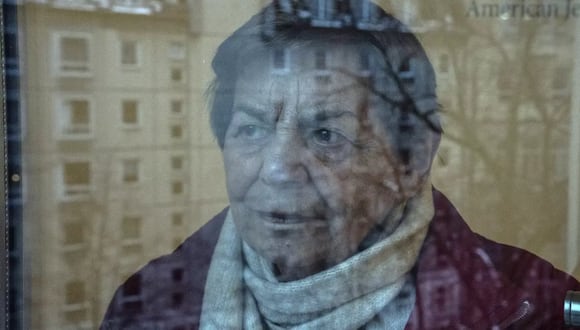 Ruth Winkelmann, sobreviviente del Holocausto, de 95 años, mira por una ventana en Berlín el miércoles. (Foto: Ebrahim Noroozi / Prensa Asociada)