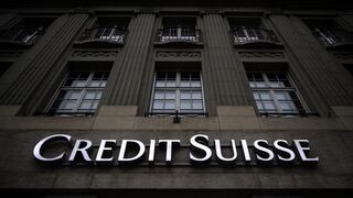Banco suizo UBS compra a su rival Credit Suisse
