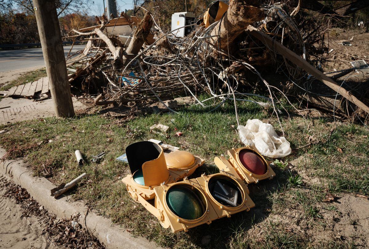 Tras el paso del huracán Helen, las calles quedaron en medio de escombros en la zona de Asheville, Carolina del Norte, el 28 de octubre de 2024 (Foto: Yasuyoshi Chiba / AFP)