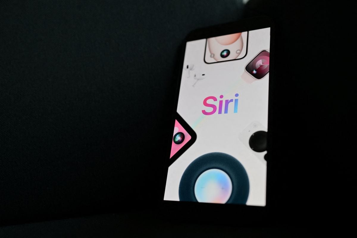 Este nuevo cambio se enmarca en el proyecto de renovación del asistente de Siri, que lleva meses retrasándose, y que se espera que llegue junto a la actualización del sistema operativo iOS 27. (Foto de Philippe LOPEZ / AFP)