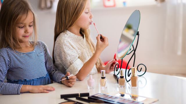 ¿Es recomendable que las niñas se maquillen desde temprana edad? Especialista lo explica