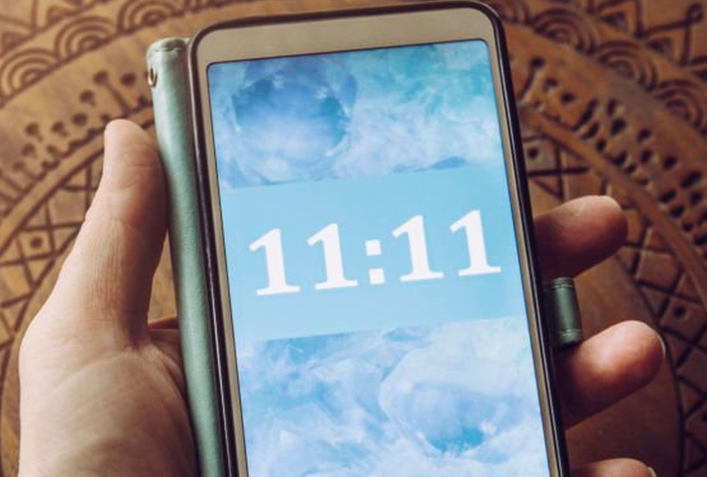 Hay quienes toman capturas de las pantallas del celular cada vez que ven los números 11:11 pues se considera un mensaje del universo, así como otros números espejo.