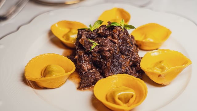 Este tortellini de queso de feta de cabra y espinaca se sirve con ragú de cordero en cocción durante 10 horas.