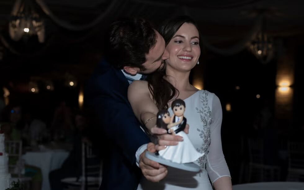 Álex Gadea encarna al esposo asesinado en la película "La viuda negra" (Foto: Netflix)