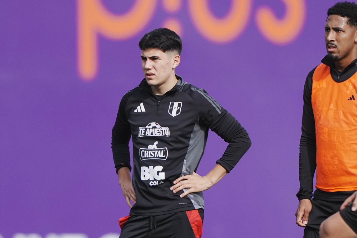 Felipe Chávez observando las indicaciones del técnico Manuel Barreto en los entrenamientos de la selección peruana. (Foto: FPF)