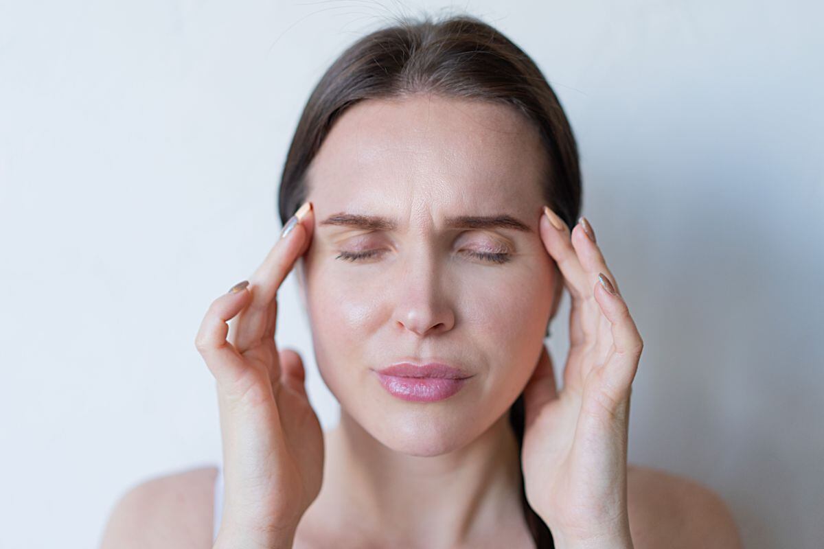La migraña es un tipo de dolor de cabeza que puede ocurrir con síntomas como náuseas, vómitos o sensibilidad a la luz y al sonido. (Foto: Atlantic Ambience / Pexels)