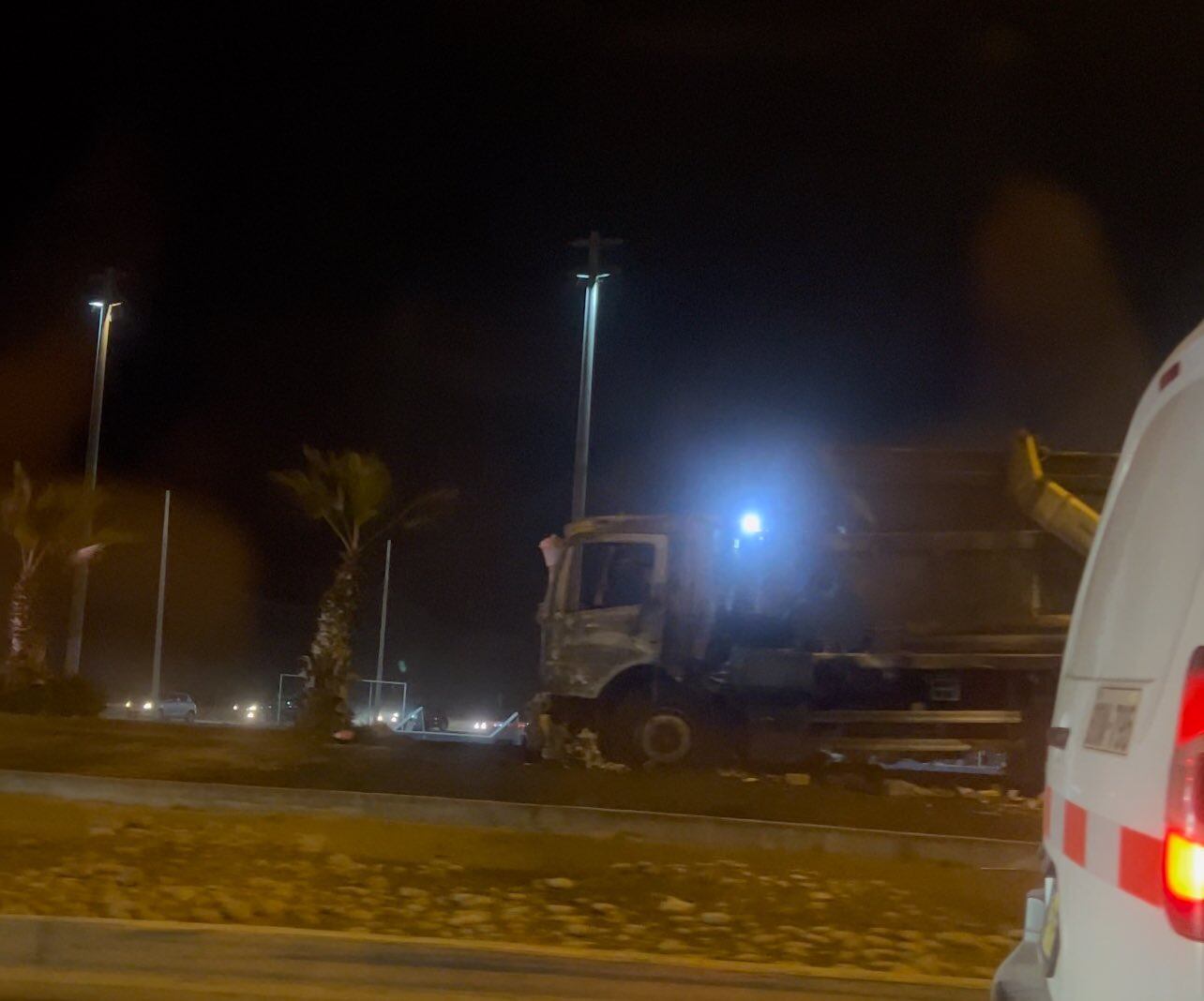 Así quedó el camión afectado tras incendiarse en la Costa Verde. (Foto: @MatiasBurga / X)