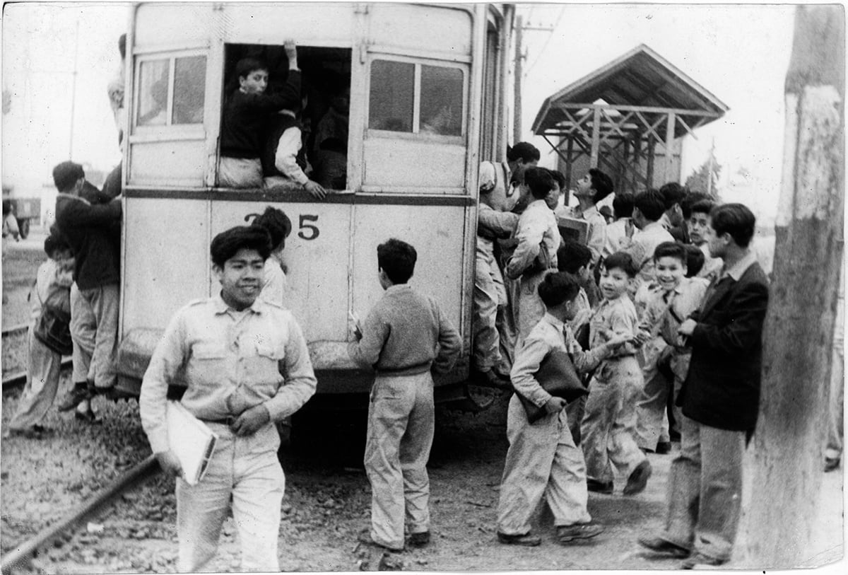 Escolares colgados de los tranvías en los años 60. El sistema ya empezaba a colapsar. (Foto: Archivo Histórico de El Comercio)
