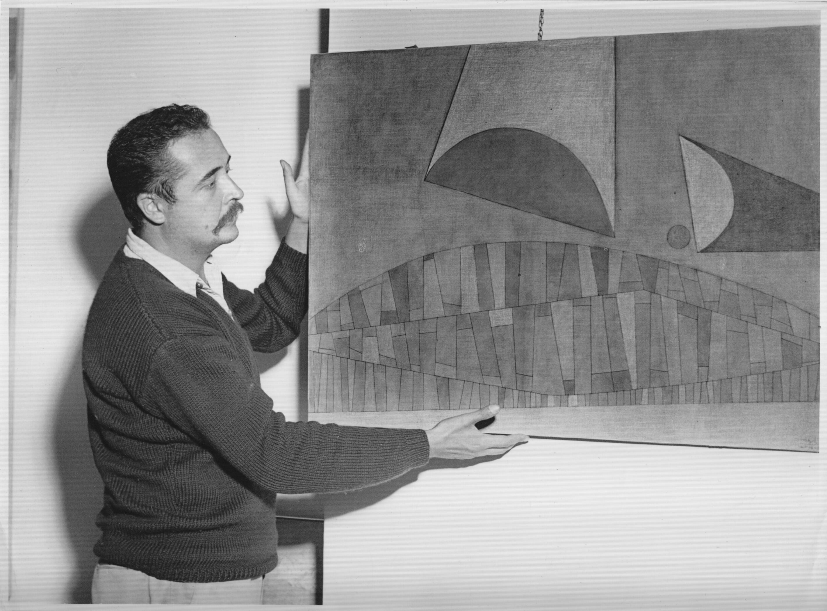 Emilio Rodríguez Larraín con una de sus obras en los años 50.