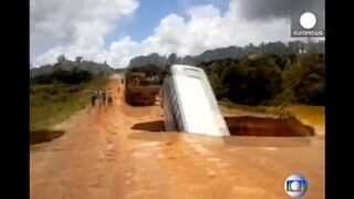 YouTube: Bus se cae a un hueco y se lo lleva el río