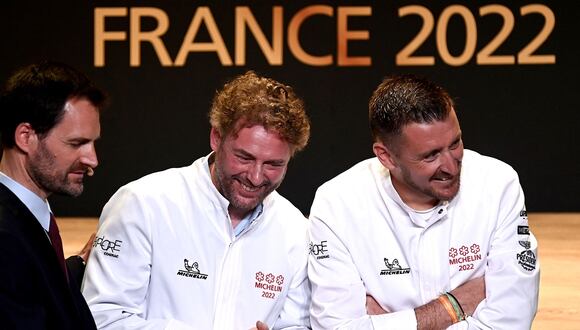 Los chefs Arnaud Donckele y Dimitri Droisneaud celebrando en el anuncio de la Guía Michelin 2022.