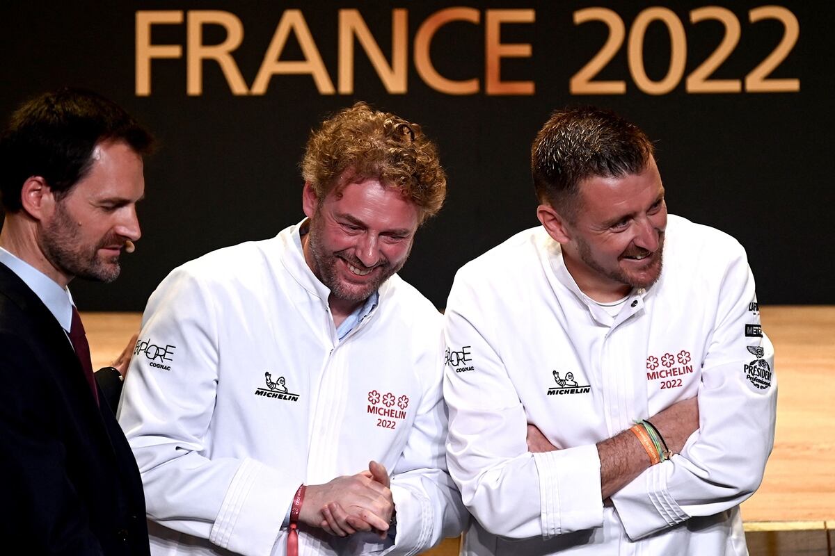Los chefs Arnaud Donckele y Dimitri Droisneaud celebrando en el anuncio de la Guía Michelin 2022.