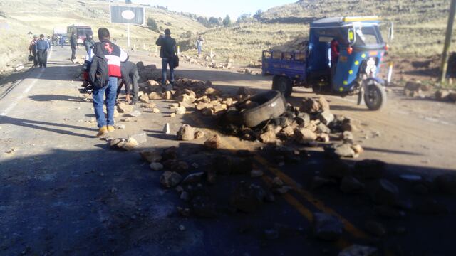 Puno: trabajadores de Universidad del Altiplano bloquearon vía