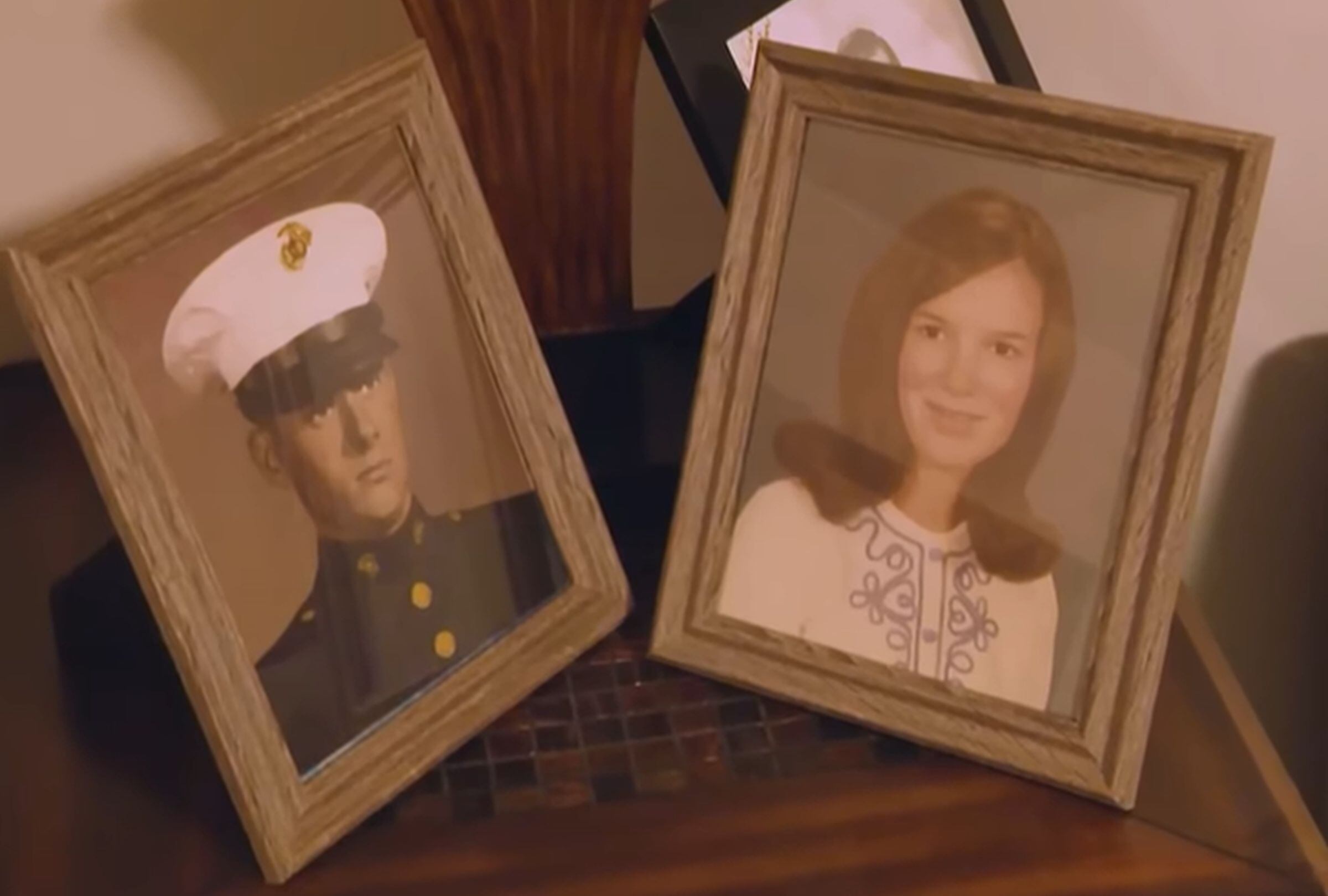 En esta imagen aparecen fotos de John Reichert y su esposa cuando ambos eran jóvenes. (Foto: KCCI e Inside Edition / YouTube)