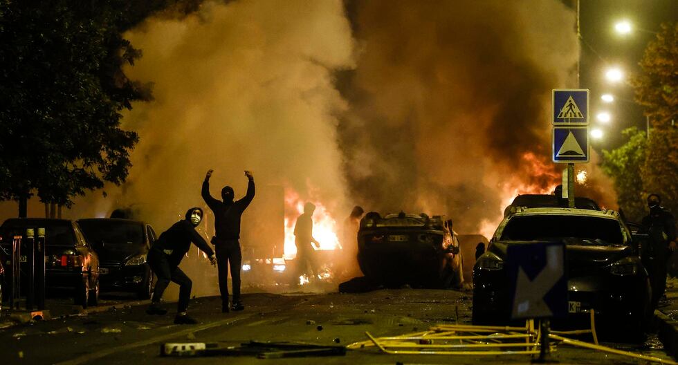 Manifestantes chocan con la policía antidisturbios en Nanterre, cerca de París, Francia, el 29 de junio de 2023. (EFE/EPA/YOAN VALAT).