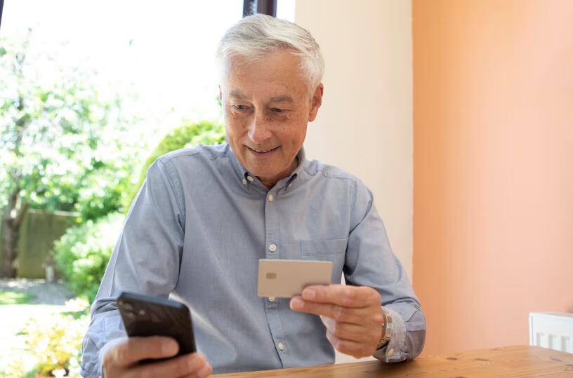 Existen exenciones para facilitar el proceso a personas mayores de 65 años (Foto: Freepik)