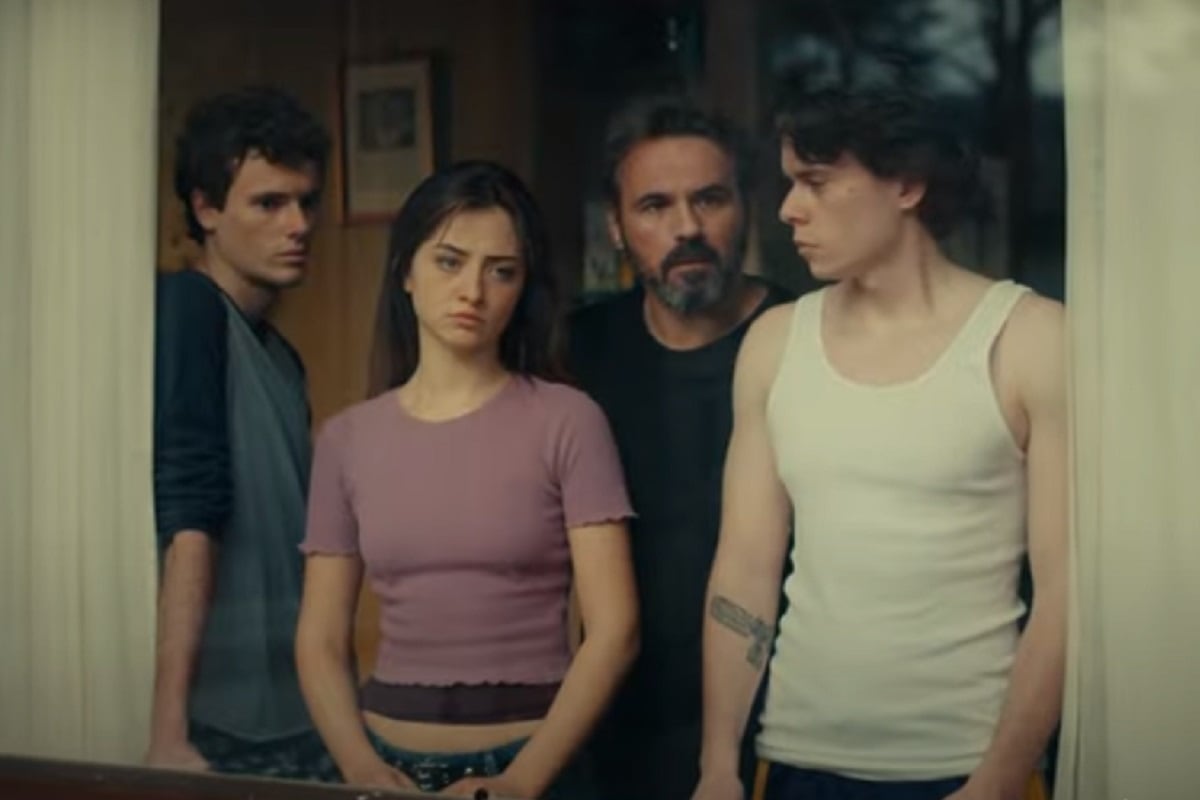 La familia de Thomas viendo a la vecina llorar por su perro muerto en la película francesa "El paciente" (Foto: Netflix)