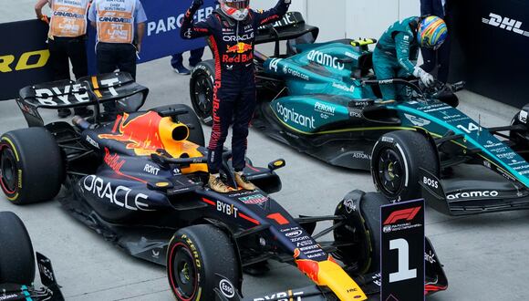 El piloto neerlandés de Red Bull Racing, Max Verstappen, celebra después de ganar el Gran Premio de Canadá de Fórmula Uno 2023 en el Circuito Gilles-Villeneuve en Montreal, Canadá, el 18 de junio de 2023. | Crédito: Timothy A. Clary / AFP