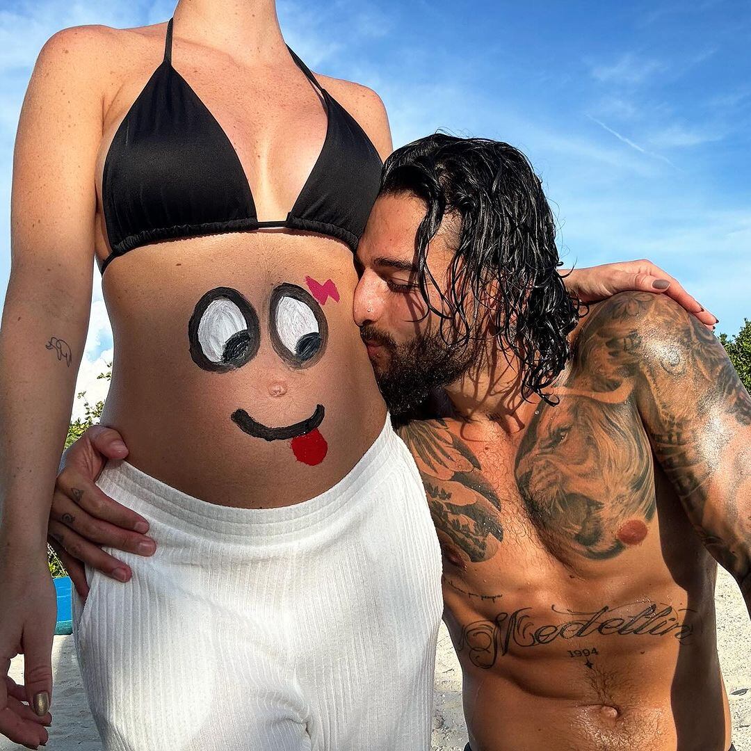 Maluma posa junto a su novia embarazada Susana Gómez, a quien le dibujaron en el vientre por Halloween (Foto: Maluma / Instagram)