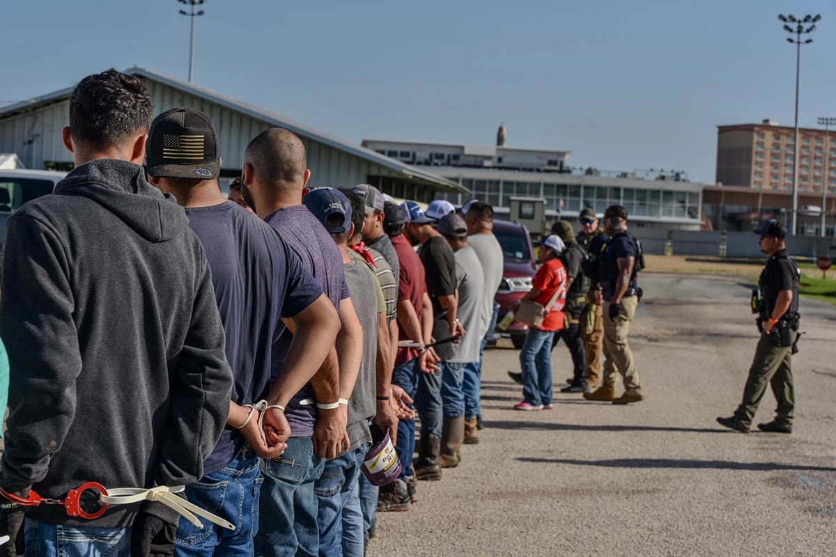 Inmigrantes indocumentados detenidos en el hipódromo Delta Downs, Luisiana, Estados Unidos, el 17 de junio de 2025. (Foto del ICE / EFE)