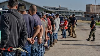 ICE detiene a 84 migrantes, incluyendo “criminales” mexicanos, en un hipódromo en Luisiana