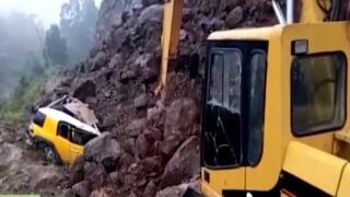 Conductor queda atrapado en su auto tras deslizamiento de rocas en Cajamarca: “Yo luchaba por vivir” | VIDEO