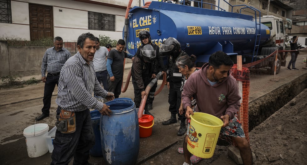 El camión cisterna que llegó al jirón Pedro Valle en la zona Cercado de VMT benefició a vecinos y un comedor popular. FOTO: JOEL ALONZO