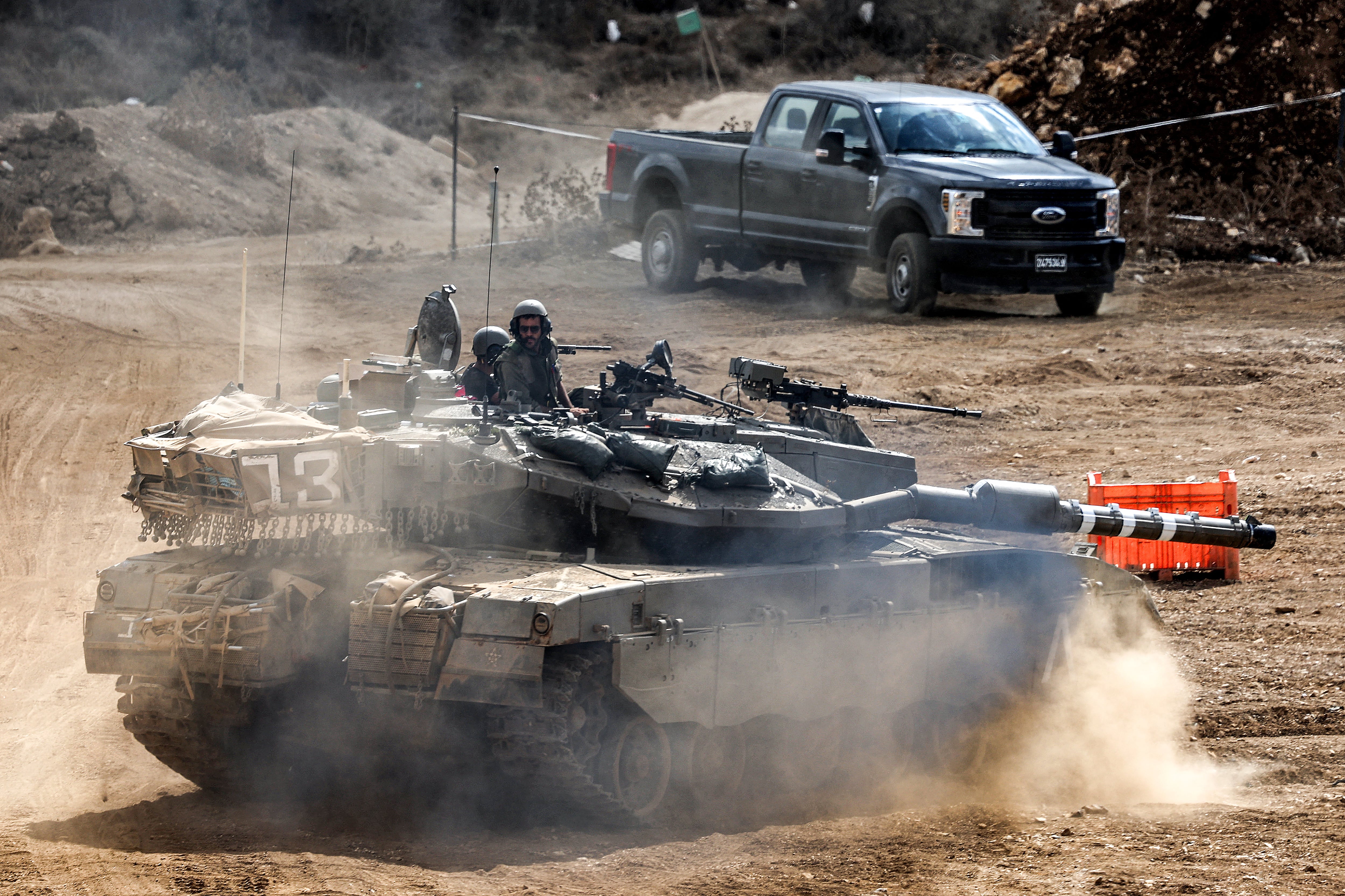 Un tanque de batalla principal del ejército israelí se desplaza hacia una posición a lo largo de la frontera con Líbano en el norte de Israel el 1 de octubre de 2024. (Foto de Ahmad GHARABLI / AFP)