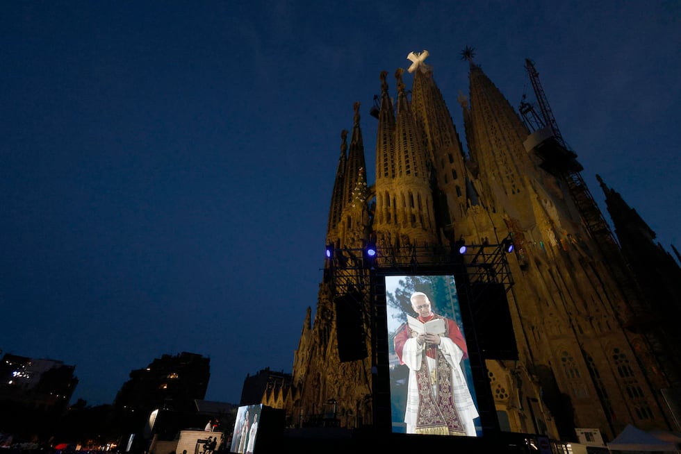El papa León XIV bendice, esparciendo el agua bendita con el hisopo, la Torre de Jesús, tras la misa celebrada en la Sagrada Familia en Barcelona, España. (EFE/Quique García).