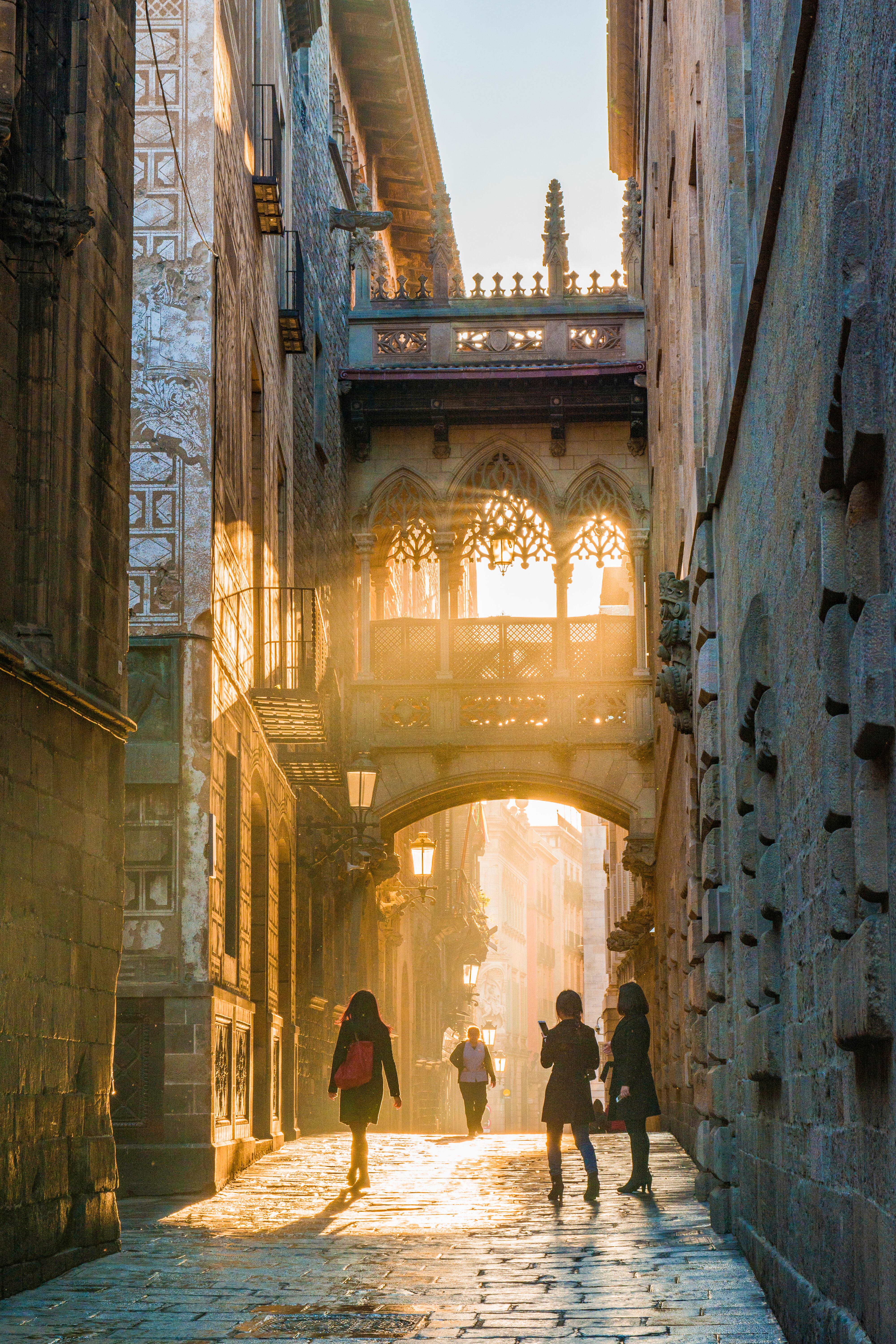 El impresionante barrio gótico, muy cerca al centro de la ciudad, es el núcleo histórico más antiguo de Barcelona.