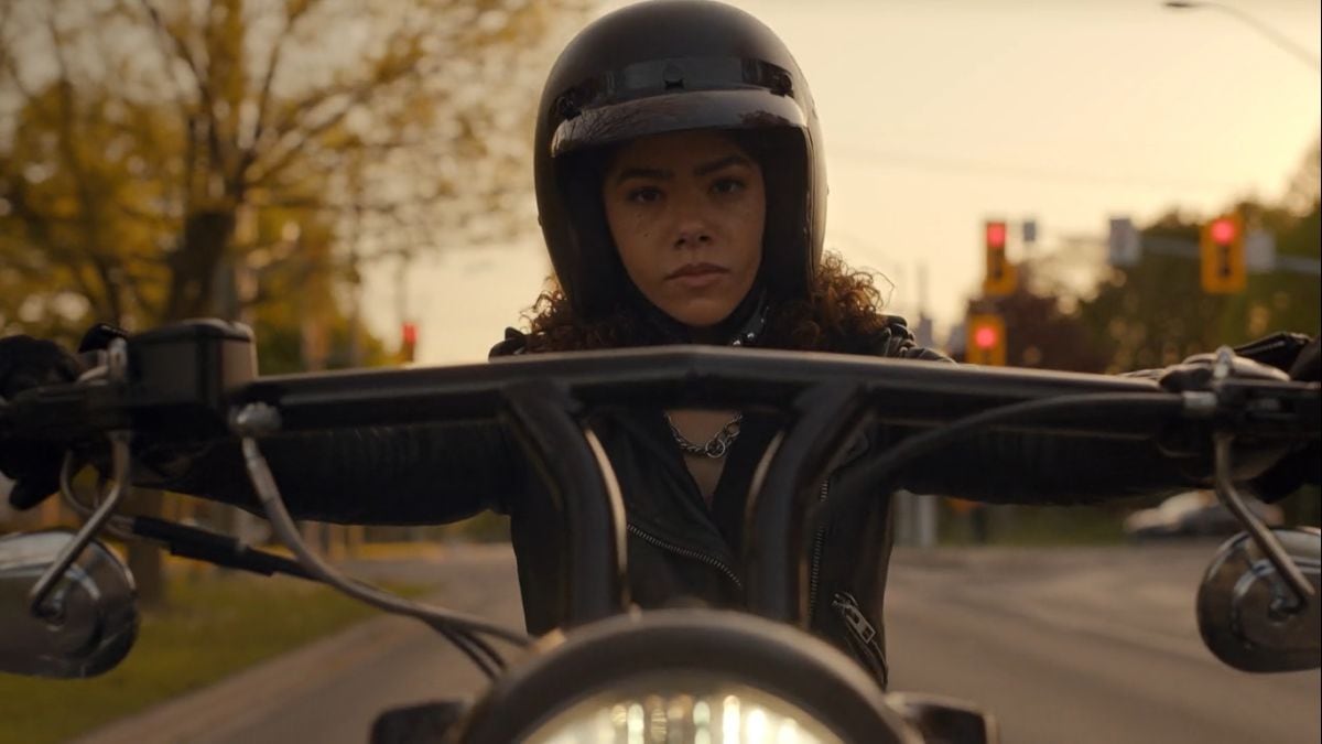 Antonia Gentry como Ginny. Aquí manejando su moto y pensando cómo afrontar su nueva vida en “Ginny & Georgia” (Foto: Blue Ice Pictures / Dynamic Television)