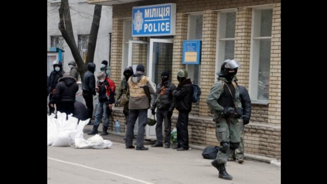 Ucrania: Grupo armado tomó tres comisarías en Donetsk