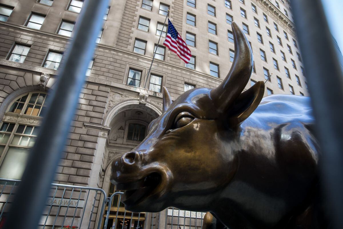 The Charging Bull statue stands near the New York Stock Exchange (NYSE) in New York, U.S., on Wednesday, June 17, 2020. U.S. stocks fluctuated as the recent rally begins to show signs of losing momentum amid a worrying increase in coronavirus cases. Photographer: Michael Nagle/Bloomberg