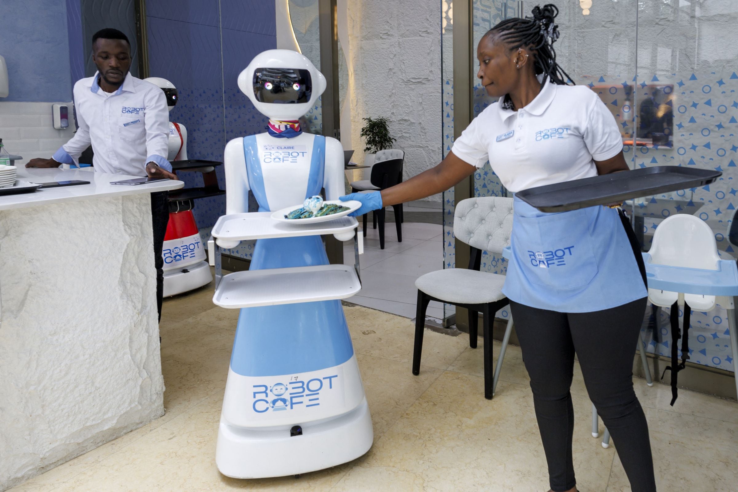 La interacción con dispositivos inteligentes es cada vez más frecuente. Ya hay hasta robots que sirven a las personas (Foto: Tony Karumba / AFP)