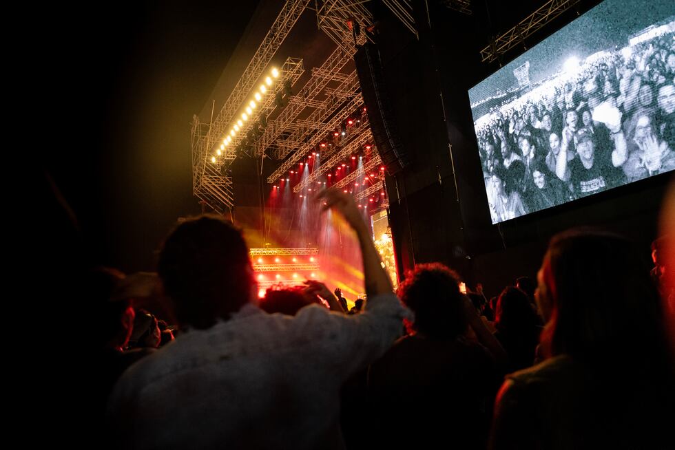 Es casi medianoche y es momento de la despedida. Luego de interpretar las sonadas "Mal bicho" y "Matador", la banda argentina se alista para el final.
Con "Vasos vacíos" y "Yo no me sentaría en tu mesa" la agrupación se despide de Lima y saluda su próximo concierto en Arequipa, este 9 de diciembre.