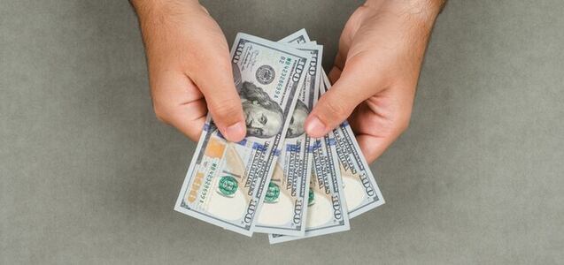 ¿Quiénes pueden solicitar un cheque de estímulo anual de 5,400 dólares y dónde?