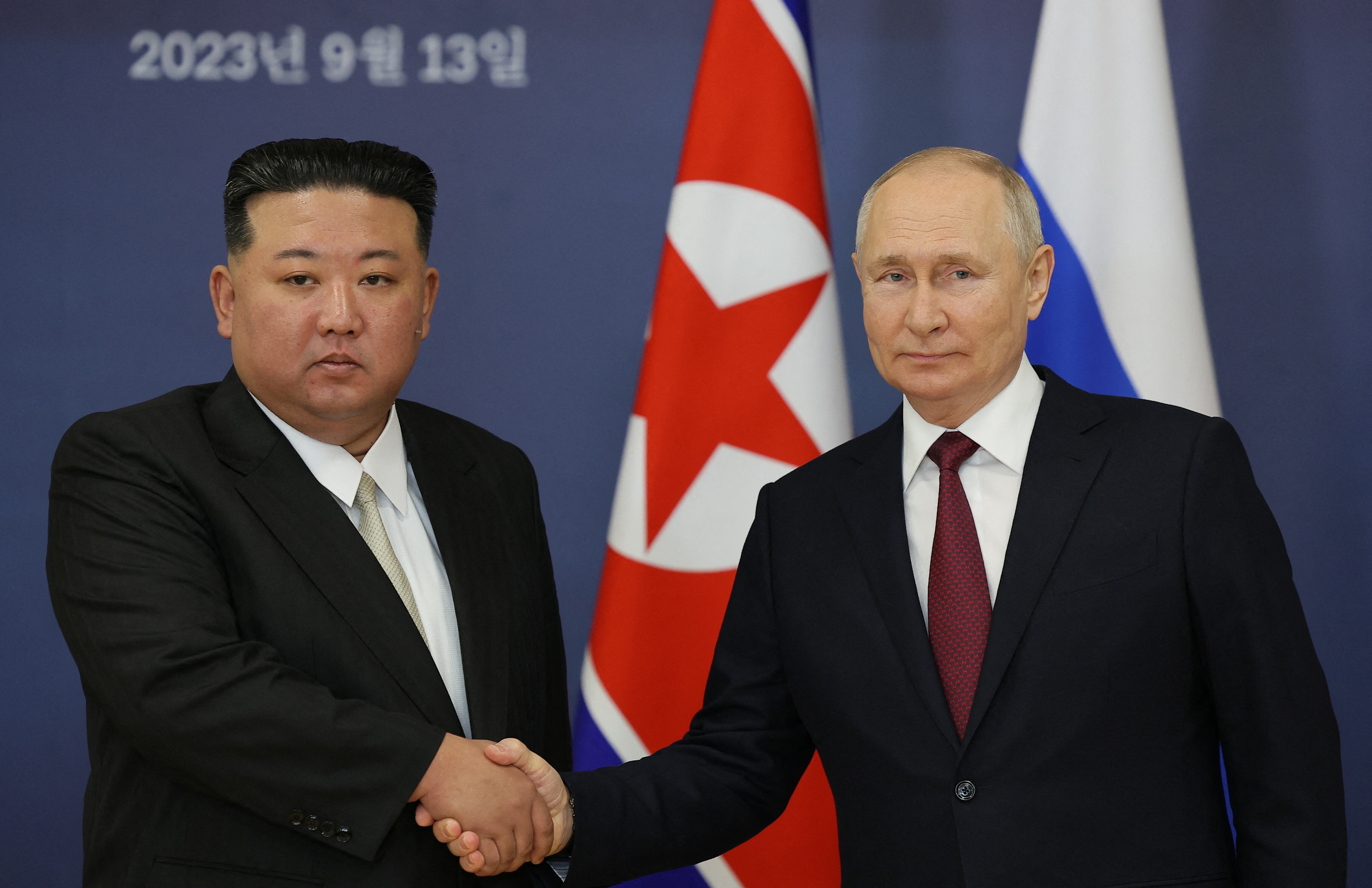 El presidente ruso Vladimir Putin (derecha) y al líder de Corea del Norte, Kim Jong Un (i). (Foto de Vladimir SMIRNOV / PISCINA / AFP)