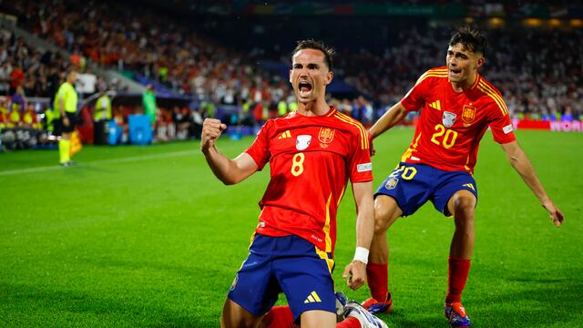 El centrocampista de la selección española de fútbol Fabián Ruiz (izq.) celebra tras marcar el segundo gol ante Georgia, durante el partido de octavos de final de la Eurocopa que las selecciones de España y Georgia disputan este domingo en Colonia. | Crédito: EFE / Alberto Estévez
