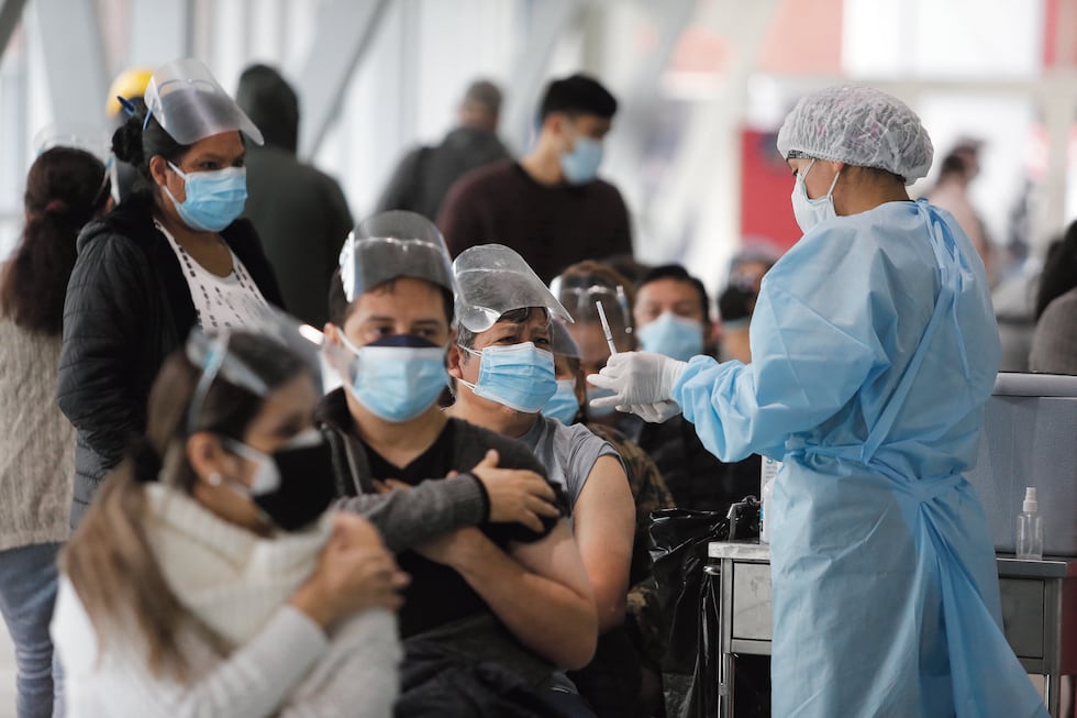 Desde febrero a la fecha, el Minsa ha recibido unas 17 millones de dosis de la vacuna contra el COVID-19, de las cuales ya ha aplicado el 90% a la población (Foto: VIOLETA AYASTA / EL COMERCIO)