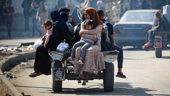 Palestinos desplazados viajan en un carro en Rafah, al sur de la Franja de Gaza, el 7 de mayo de 2024, en medio del conflicto en curso entre Israel y el movimiento palestino Hamás. (Foto de AFP)