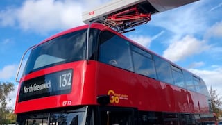 Cargador en el techo: así es como recargan los buses eléctricos en Londres