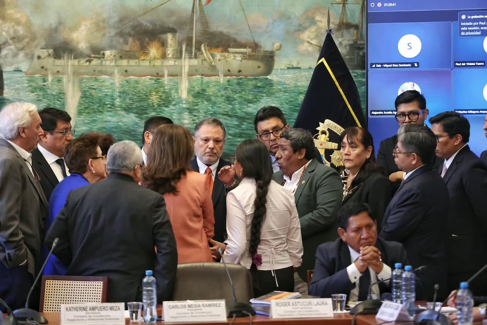 La Comisión de Constitución, Reglamento y Relaciones Exteriores de la Cámara del Senado sesiona en la sala Miguel Grau para sustentar y debatir el dictamen sobre la delegación de facultades legislativas solicitadas por el Poder Ejecutivo. Fotos: Joel Alonzo/ @photo.gec