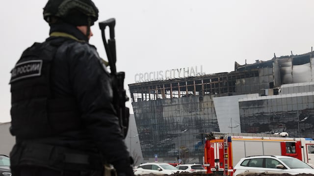 Un policía vigila la escena del ataque con armas de fuego en la sala de conciertos Crocus City Hall en Krasnogorsk, en las afueras de Moscú, Rusia. (Foto de STRINGER / AFP).