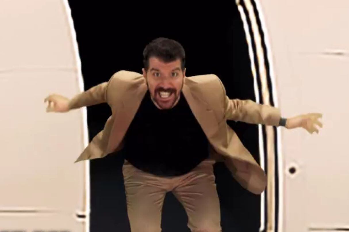 El conductor José Peláez anunció la etapa de repechaje extremo desde un avión. (Foto: Captura de video)