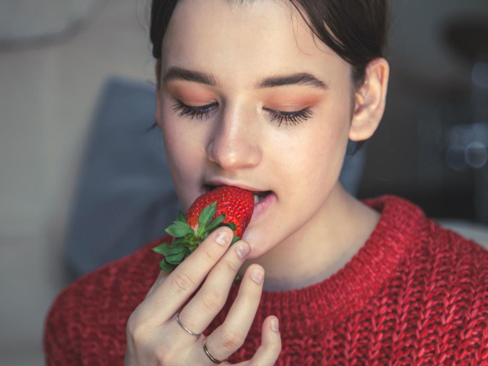 Distintos estudios concluyeron que la fresa reduce el riesgo de sufrir enfermedades cardiovasculares. (Crédito: Freepik)