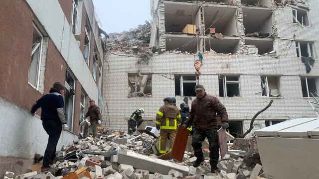 Ucrania: al menos 17 muertos y más de 60 heridos en un bombardeo ruso en la ciudad de Chernihiv