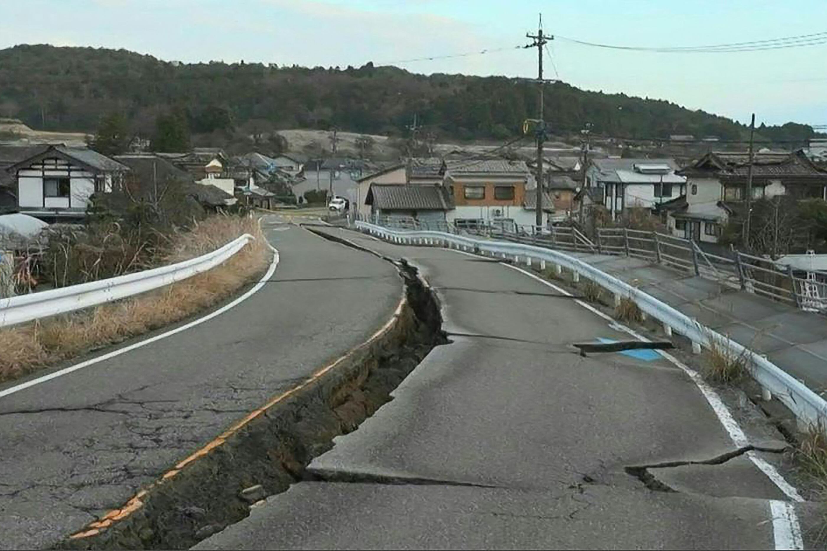 Grietas en la carretera de la ciudad japonesa de Nanao, prefectura de Ishikawa, después de que un gran temblor de magnitud 7,6 sacudiera Japón el día de Año Nuevo. (Foto de Fred Mery/AFPTV/AFP).