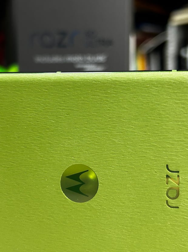 Una vez más Motorola decide que el RAZR 50 Ultra cuente con cuero vegano en su carcasa posterior. El color Verde Nori es muy bonito y llamativo.